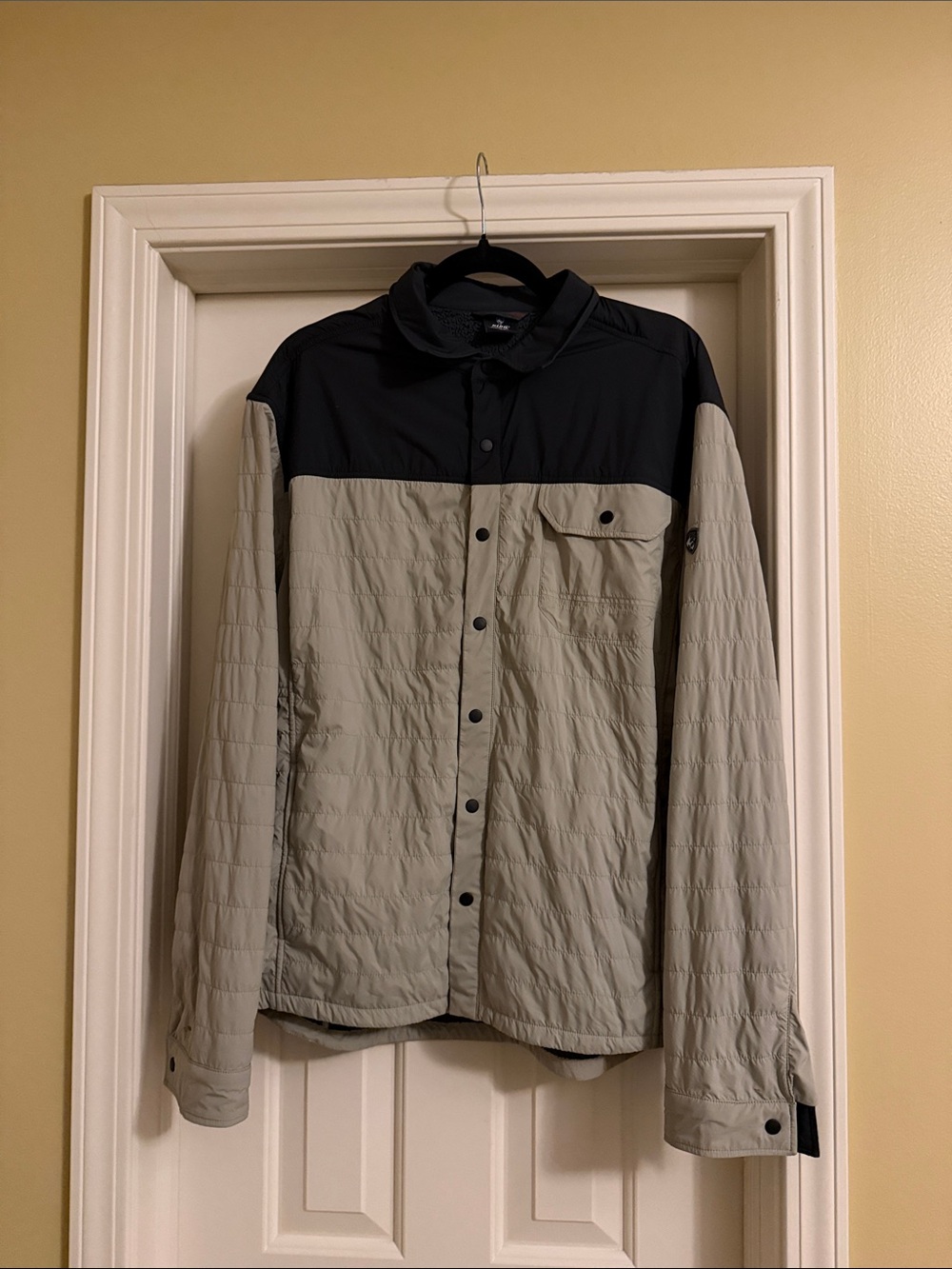 Kuhl Men's Two-Tone Lightweight Quilted Shirt Jacket - Black & Light Gray